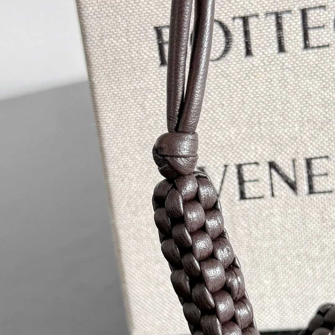 Batch 420 Let’s see what new cute little thing BV has released~ It’s this letter pendant, which is different from the puppy pendant. The weaving of this letter is more three-dimensional, and the material is very solid, and it is not easy to deform even if it is folded. Style number: J